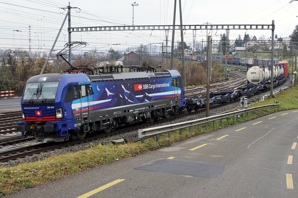 Güterzug von SBB CARGO INTERNATIONAL mit der noch sehr sauberen Vectron 193 532  Nightpiercer  bei Stein Säckingen am 10. Dezember 2020.
Foto: Walter Ruetsch