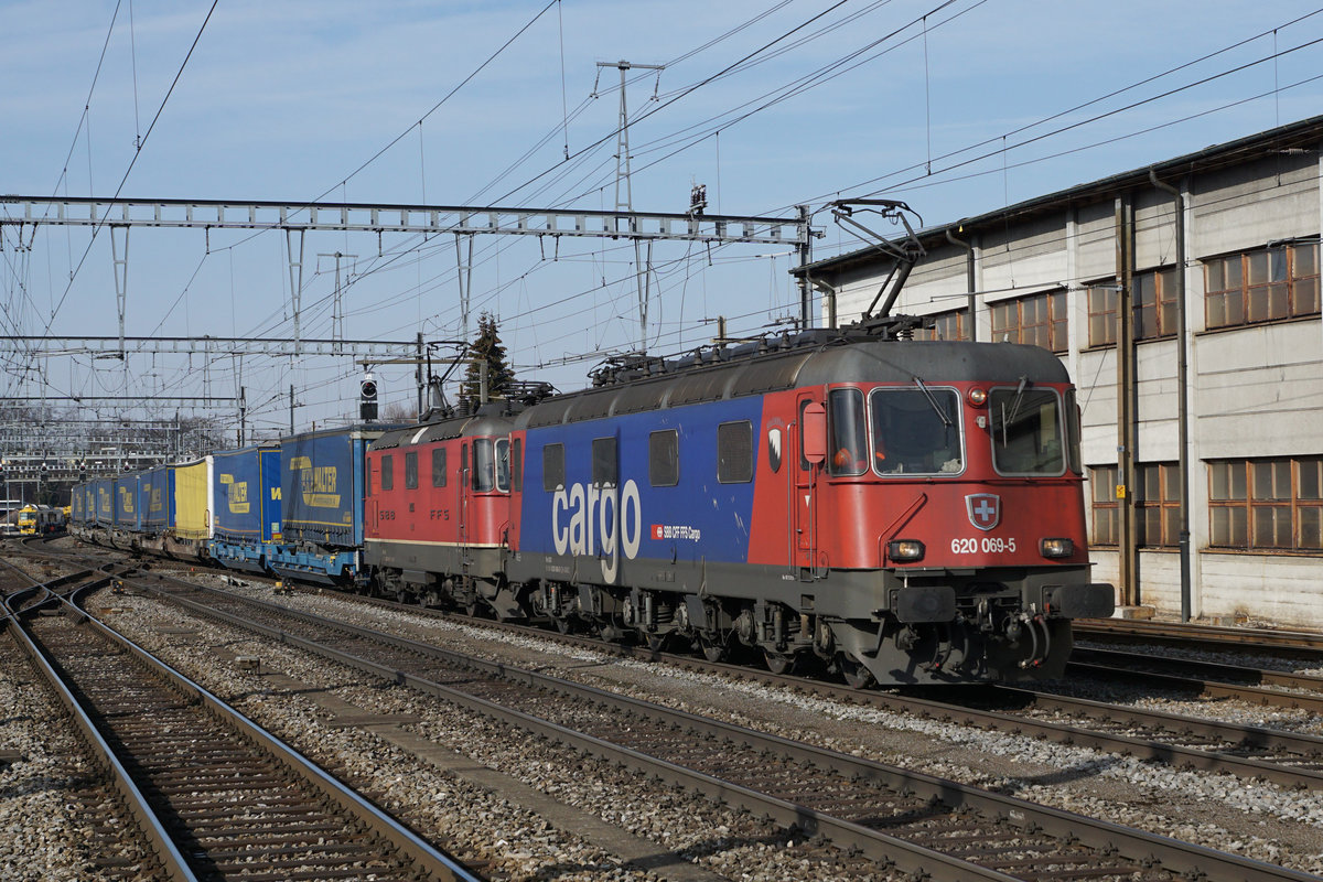 Güterzug von SBB Cargo mit einer Re 10/10 anlässlich der Bahnhofsdurchfahrt Burgdorf vom 19. Februar 2019. An der Spitze des Zuges eingereiht ist die Re 620 069-5  HÄGENDORF .
Foto: Walter Ruetsch