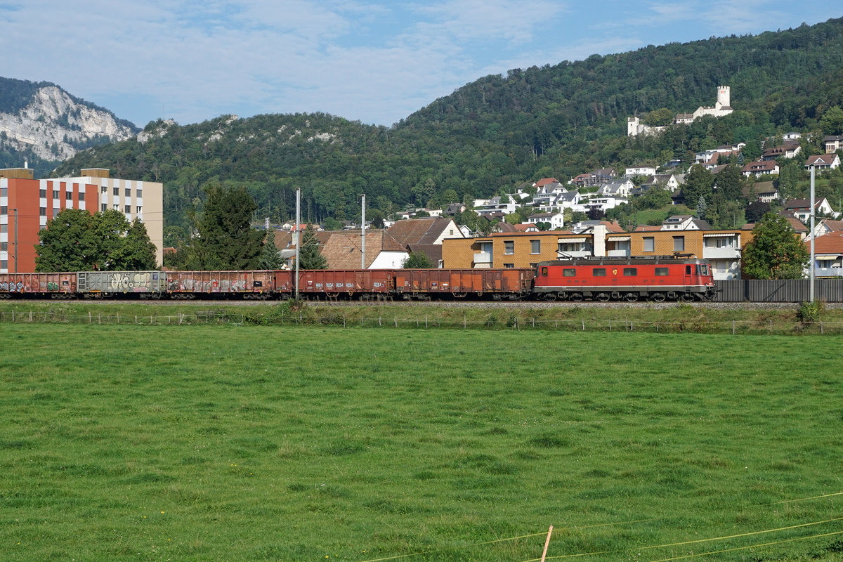 Güterzug von SBB CARGO mit der Re 620 053  GÜMLIGEN  bei Oensingen unterwegs am 11. September 2019.
Foto: Walter Ruetsch