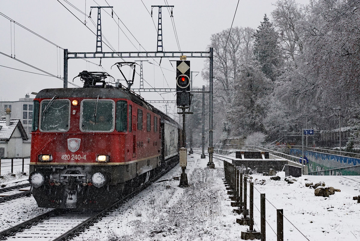 Güterzug von SBB CARGO NATIONAL mit der Re 420 240-4 in Solothurn-West am 11. Dezember 2020.
Foto: Walter Ruetsch