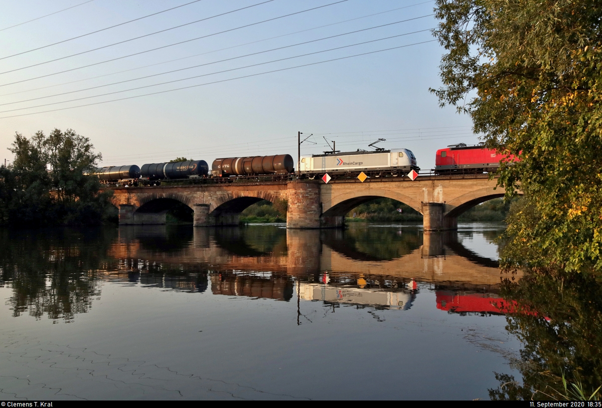 Güterzug trifft auf S-Bahn:
187 070-8 quert mit Kesselwagen die Saale in Halle-Wörmlitz Richtung Halle Rosengarten, während 143 591-6 ihr entgegenkommt.

🧰 RheinCargo GmbH & Co. KG
🚩 Bahnstrecke Halle–Hann. Münden (KBS 590)
🕓 11.9.2020 | 18:35 Uhr