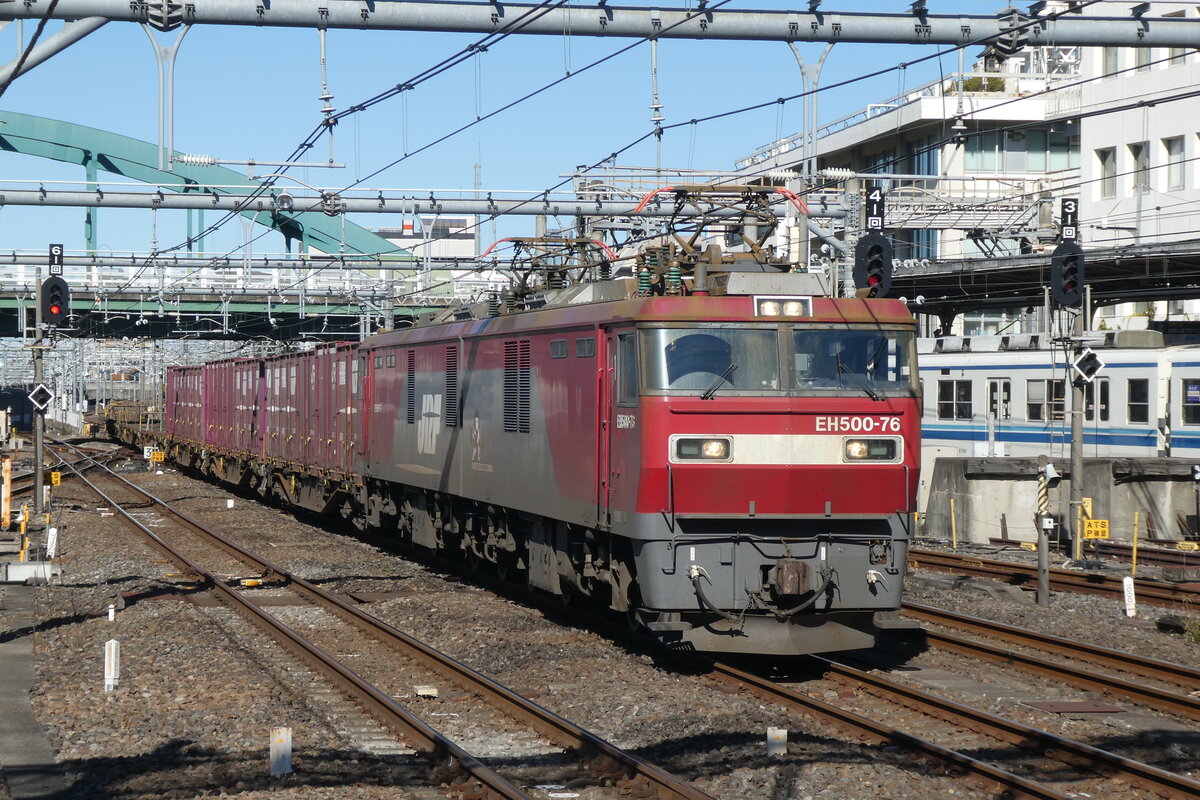 Güterzug von Utsunomiya Frachtterminal nach Koshigaya Frachtterminal mit der EH500-76, im 28.11.2021, Ōmiya Bf.