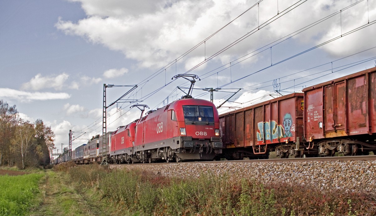 Güterzugbegegnung bei Zorneding! ÖBB-Tauruspärchen geführt von 1116.096, zieht mit einer Kombiverkehrleistung an Hochbordwagen vorbei.