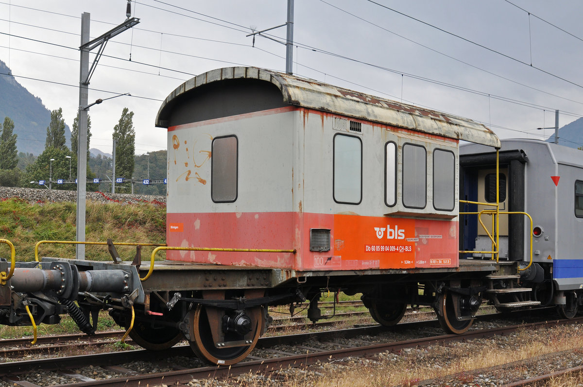 Güterzugbegleitwagen der BLS Db 60 85 99 04 009-4, steht mit neuen Bandagen auf einem Abstellgleis beim Bahnhof Interlaken Ost. Die Aufnahme stammt vom 14.10.2016.
