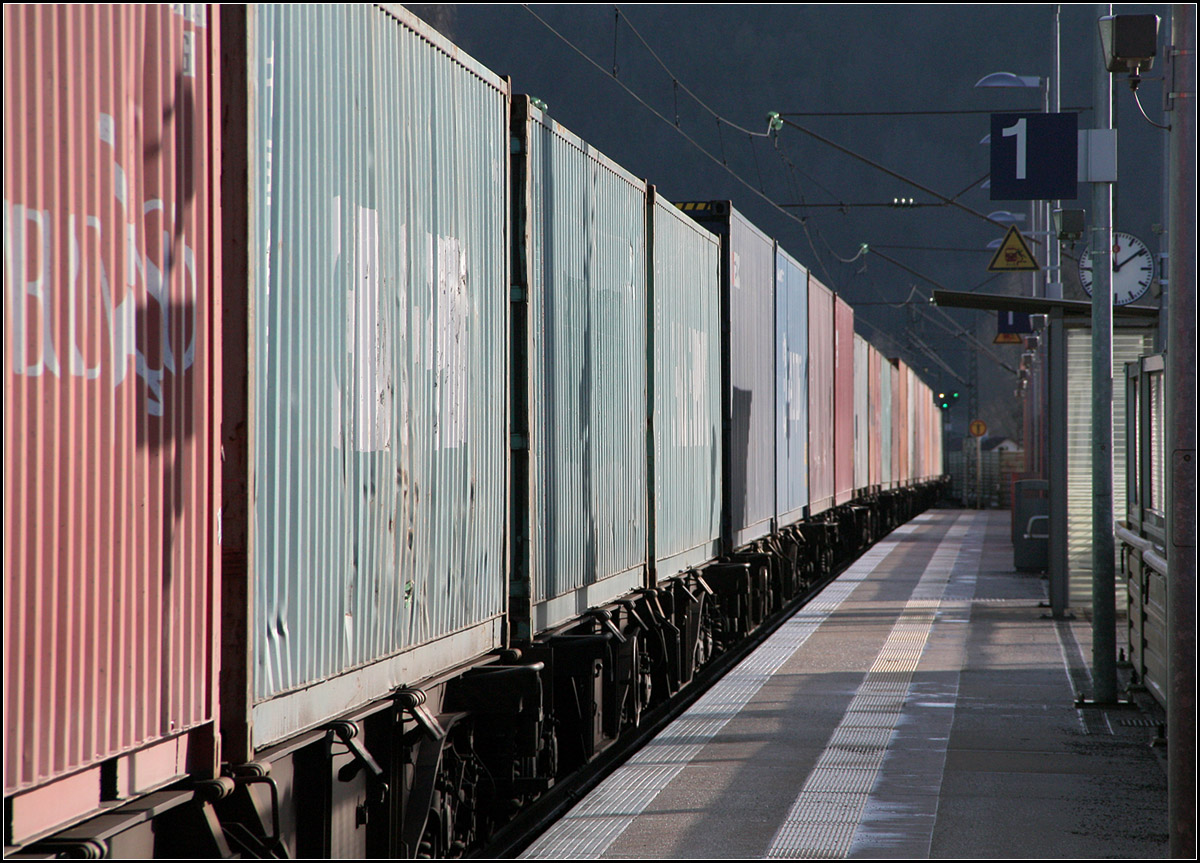 Güterzugdurchfahrt -

Am Haltepunkt in Urspring auf der Schwäbischen Alb.

03.01.2012 (M)