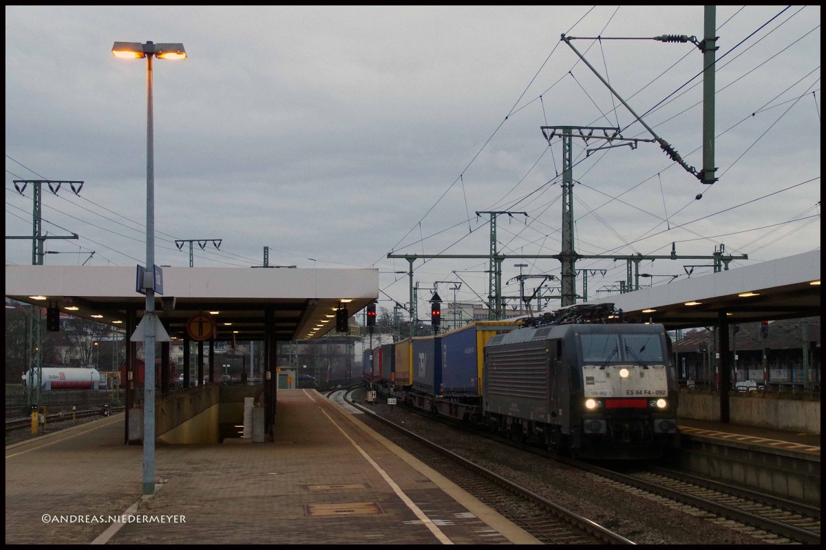 Güterzugdurchfahrt in der Dämmerung mit der 189 992-1 an der Spitze (Hauptbahnhof Fulda am 12.12.2015).