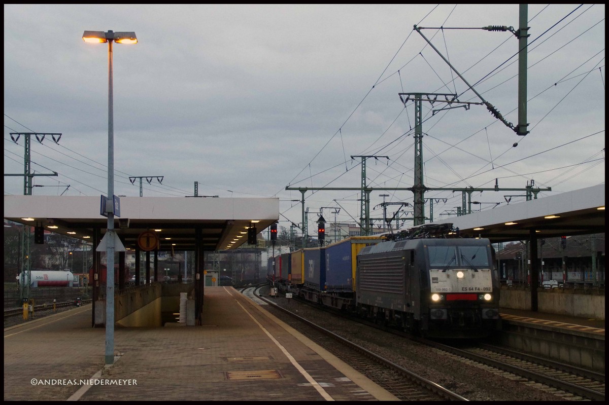 Güterzugdurchfahrt in der Dämmerung mit der 189 992-1 an der Spitze (Hauptbahnhof Fulda am 12.12.2015).