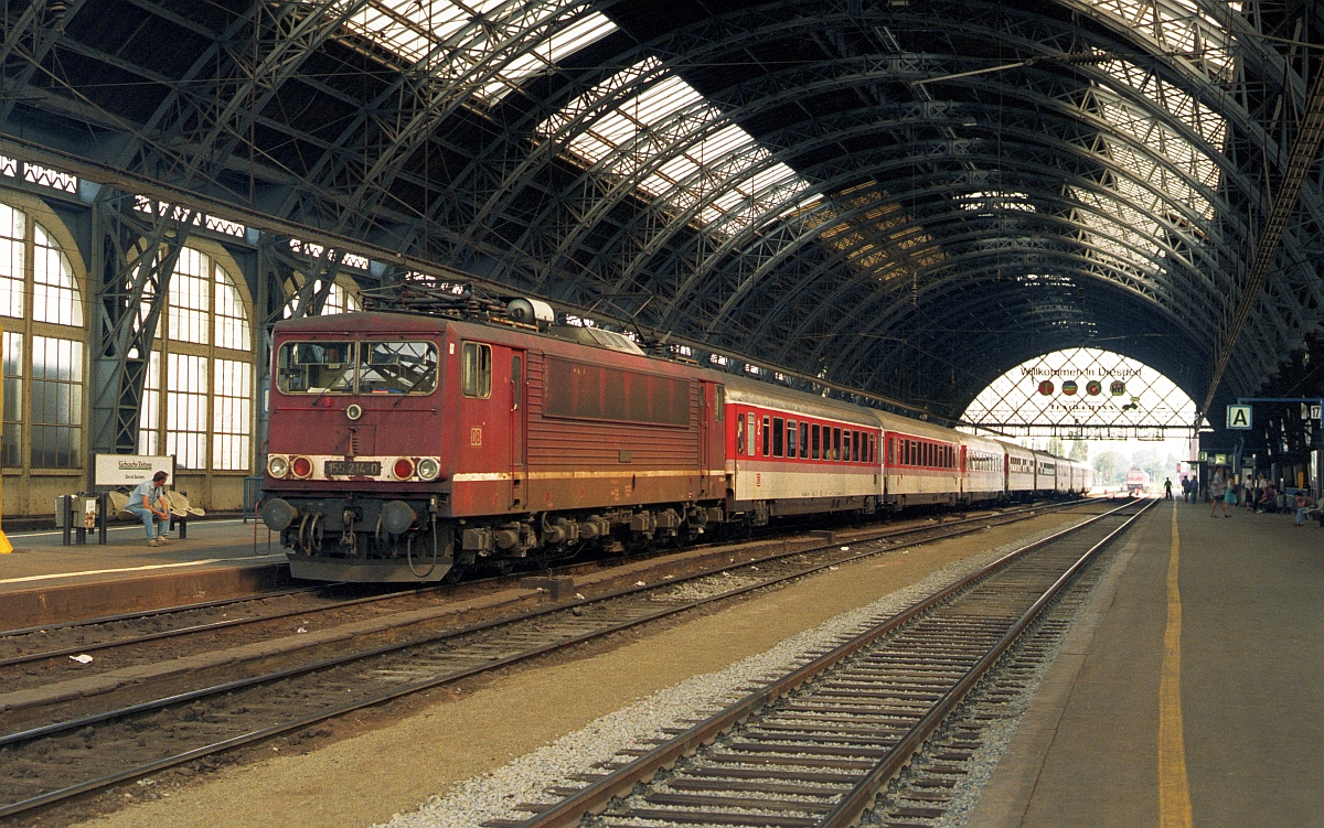 Güterzuglok im IC-Dienst. 155 214, Dresden Hbf, 31.7.1995.