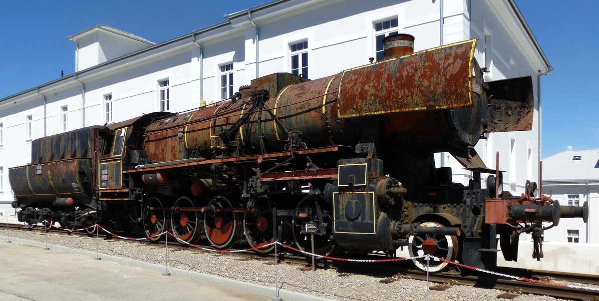 Güterzuglok SZ 33-110, steht im Freigelände des Militärmuseums in Pivka, Juni 2016