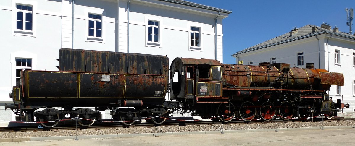 Güterzuglok SZ 33-110, steht im Freigelände des Militärmuseums in Pivka, Juni 2016 