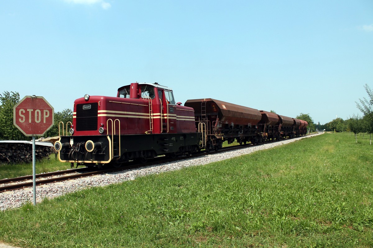 Güterzugverkehr im Achertal. V70.01 zieht Schotterwagen nach Ottenhöfen am 19.07.2013.