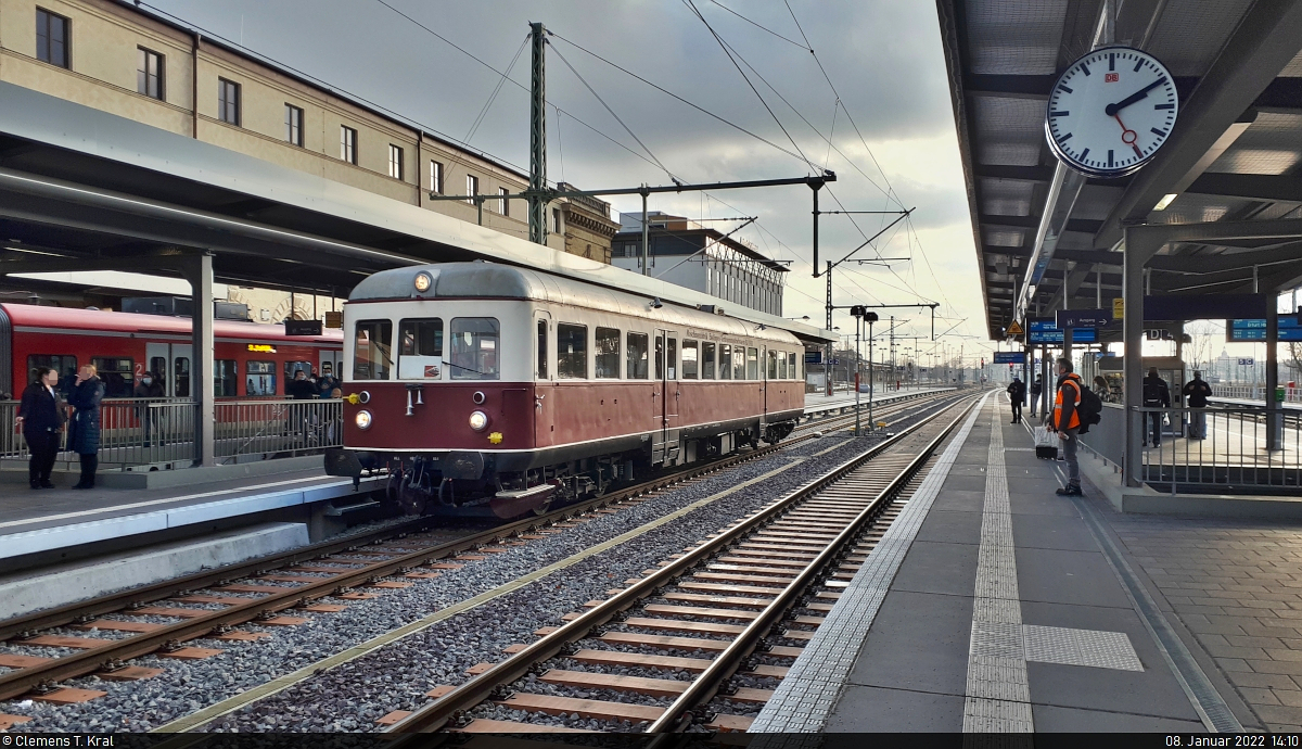  Guidos Sonderzug – Herzlichen Glückwunsch nachträglich zum runden Geburtstag und alles Liebe!!  war an der Abfahrtsanzeige zu lesen, als Fotograf und Reisende nicht schlecht staunten, was da auf Gleis 2 in Magdeburg Hbf steht.
301 035-1, auch bekannt als Esslinger Triebwagen, unternimmt mit einigen Fahrgästen eine Geburtstagstour nach Berlin.

🧰 Cargo Logistik Rail Service GmbH (CLR)
🚝 SDZ 76588 Magdeburg Hbf–Berlin Alexanderplatz
🕓 8.1.2022 | 14:10 Uhr

(Smartphone-Aufnahme)