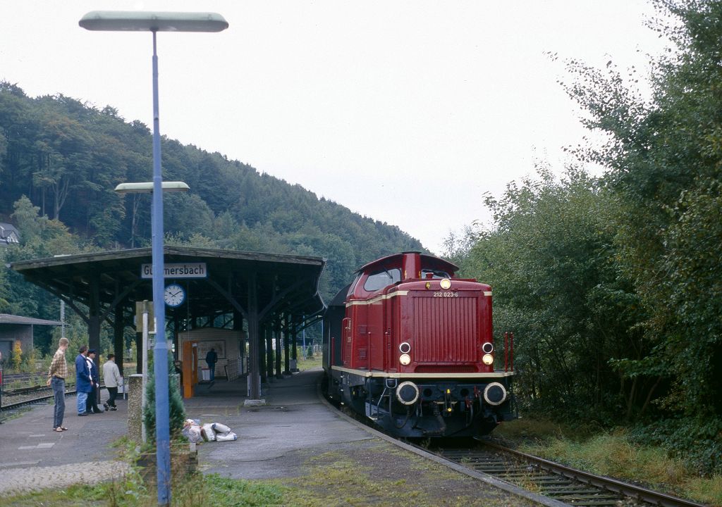 Gummersbach mit 212 023 und Sonderzug am 27.09.1998.