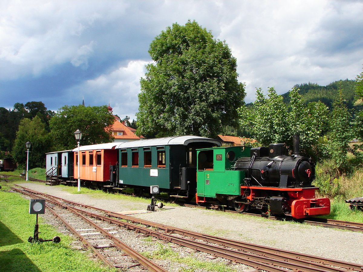 Gurkthalbahn - Idyll in Pöckstein Zwischenwässern: Lok 13 ist abfahrtbereit mit dem Zug nach Treibahn-Althofen am Nachmittag 04.08.2019. Pöckstein Zwischenwässern