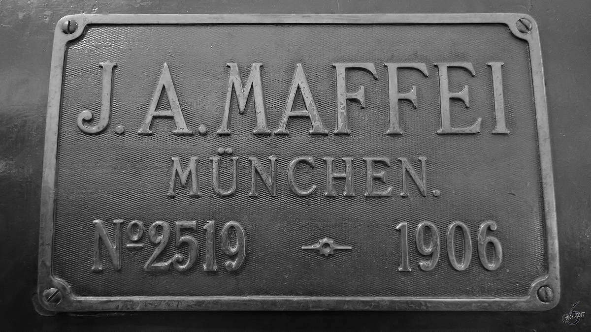 Gusseisernes Schild an der Bayerischen S 2/6. (Verkehrsmuseum Nürnberg, Mai 2017)