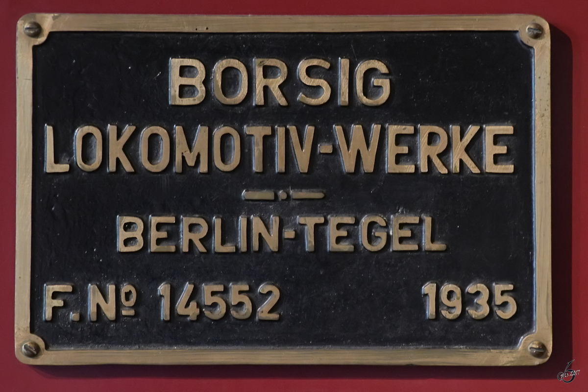 Gusseisernes Schild an der Stromliniendampflokomotive 05 001. (Verkehrsmuseum Nürnberg, Mai 2017)