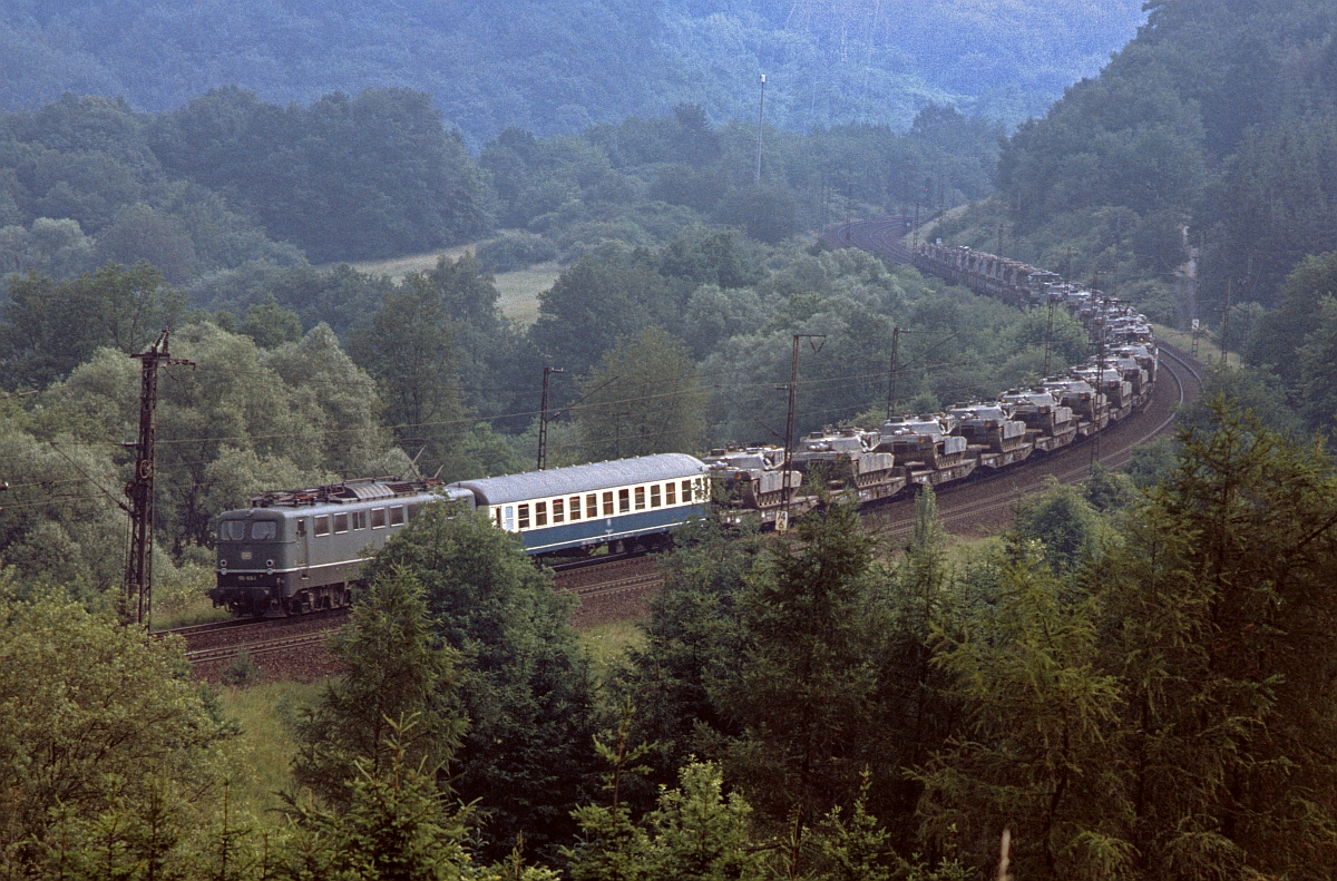 Gut 10 Jahre später war die Vegetation an dieser Stelle schon weit fortgeschritten und der Fotopunkt nur noch bedingt umsetzbar. Unbekannte 150 der letzten Bauserie mit Militärzug am 26.7.1994.