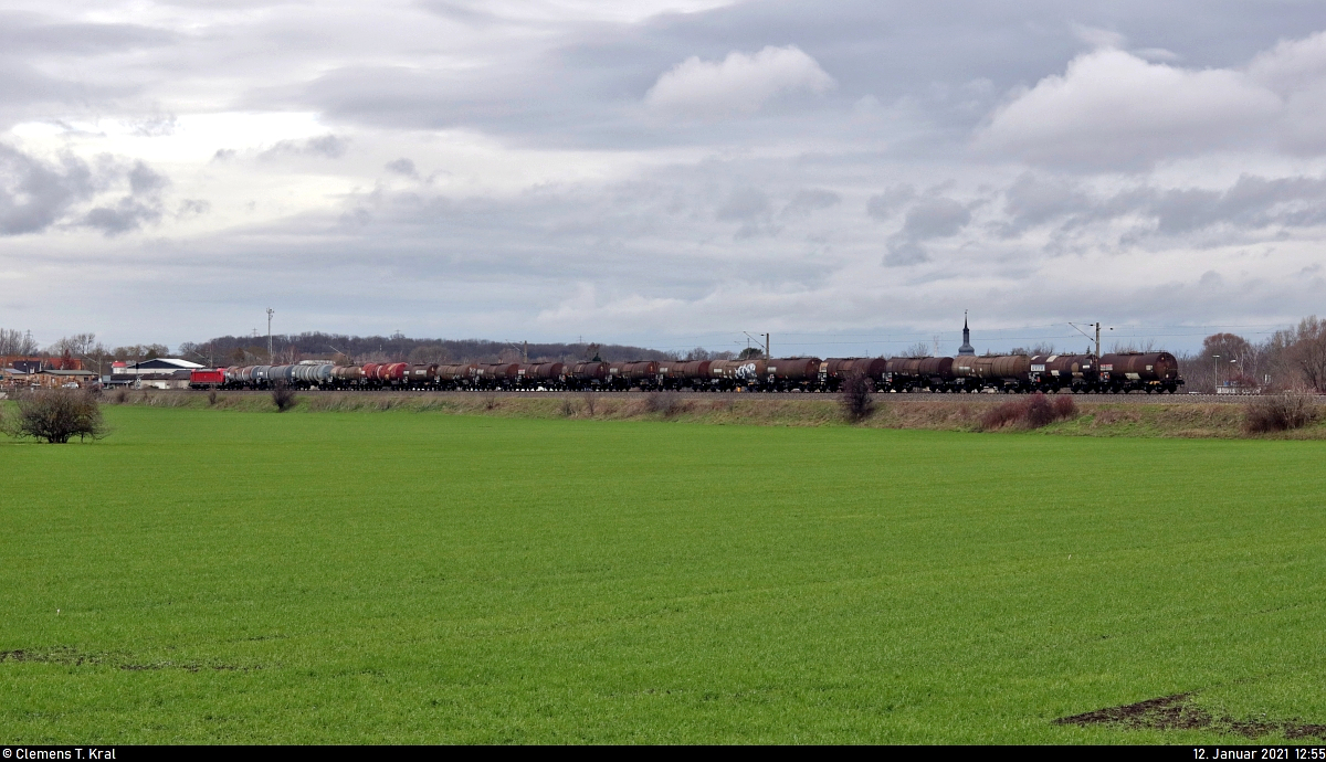 Gut 10 Minuten nach der 189 zeigt sich ein weiterer Kesselzug mit einer 187 Richtung Angersdorf, als ich in Benkendorf (Holleben) gerade noch beim Standortwechsel war. Dadurch blieb nur diese Panoramaaufnahme übers Feld.
Im Grunde aber eine typische Begebenheit auf dieser Strecke: Manchmal fährt stundenlang nichts, in anderen Fällen gerne auch mal einiges hintereinander.

🧰 DB Cargo
🚩 Bahnstrecke Merseburg–Halle-Nietleben (KBS 588)
🕓 12.1.2021 | 12:55 Uhr