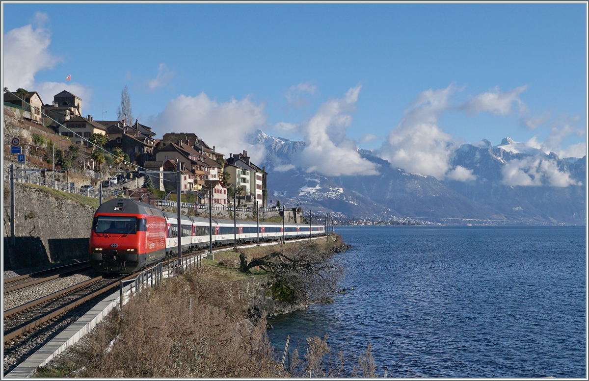 Gut 25 Jahre später ist erneut eine SBB Re 460 mit einem Schnellzug bei St-Saphorin auf dem Weg nach Lausanne, der  Schnellzug  heisst nun IR90 und besteht aus EW IV Wagen. Die Fahrleitung wurde grundlegend erneuert und der Baum recht im Bild, der mich all die Jahre mit seinen Jaherszeiten üblichen Erscheinung erfreut hatte, ist nun abgebrochen, doch die nun  bessere  Sicht auf die Bahn will mir doch nicht so recht gefallen. 

10. Januar 2022