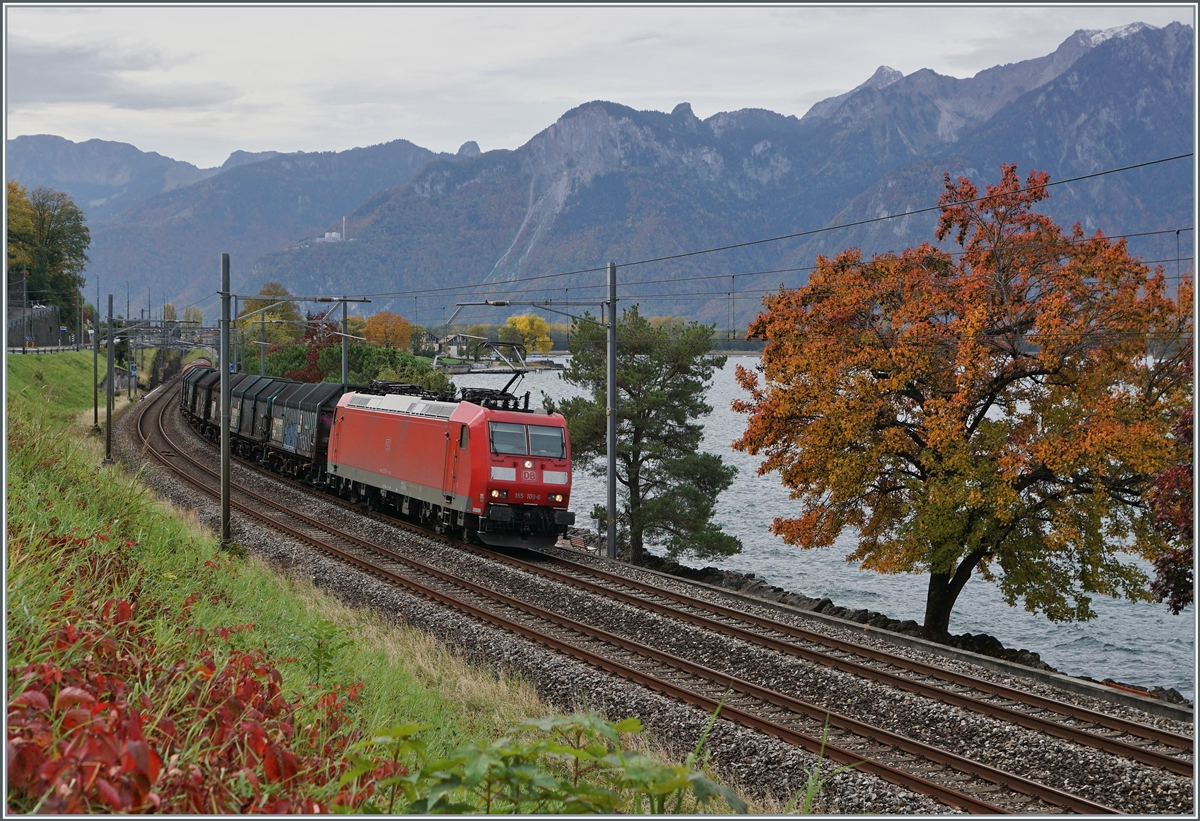 Gut 25 Stunden nach dem ersten Bild konnte ich mit der DB 185 109-6 erneut eine DB 185 vor dem Novelis Güterzug von Sierre nach Göttigen kurz nach Villeneuve fotografieren. 

21. Oktober 2020