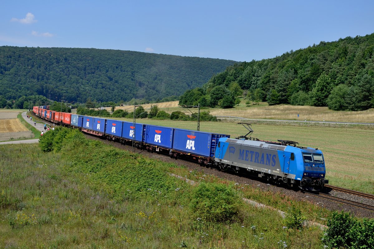 Gut ausgelastet war am 18. Juli 2014 der Metrans-Containerzug 42879 von Hamburg nach Salzburg, geführt von 185 510. Aufgenommen werden konnte die Leistung bei Harrbach.