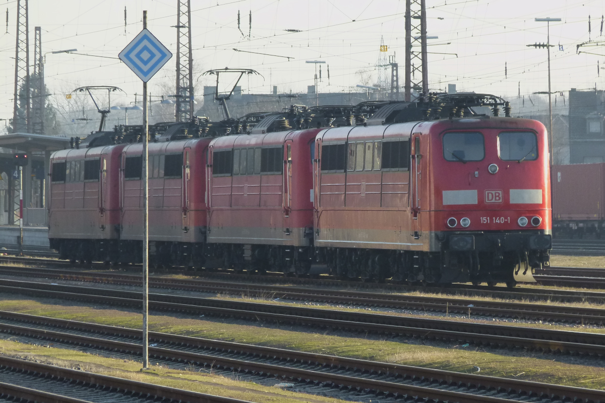 Gut dass die LUMIX eine solch tolle Zoomreichweite hat! Lange Zeit war Sie aus dem Saarland verschwunden, die Baureihe 151. Plötzlich tauchen sie wieder vermehrt auf und so stehen gleich 4 Stück in der Dillinger Abstellung. In den letzten Monaten beförderten Loks der Baureihe 152 die Kokszüge zur Dillinger Zentralkokerei.       151 140-1 steht als erste Lok in der Reihe. 22.01.2017 Dillingen Saar