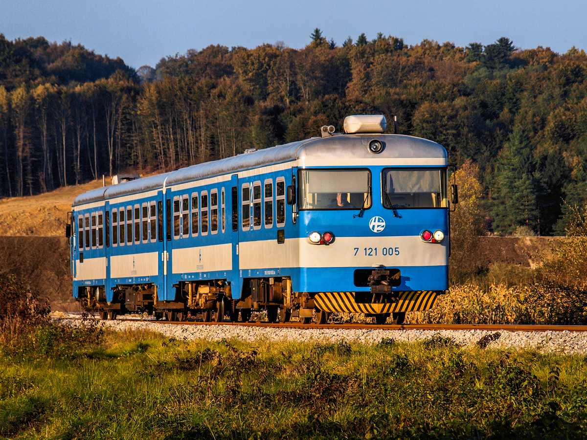 Gut einen Kilometer nach dem Abzweig Hum-Lug, wo sich die Stichstrecke nach Gornja Stubica von der Hauptstrecke Zagreb – Varazdin trennt, liegt die kleine Ortschaft Andrasevec. Während der Woche fahren die Regionalzüge, die ausschließlich aus den zweiteiligen VTs der Baureihe 7121 gebildet sind, im annähernden Stundentakt, sonntags verkehren auf der 14 Kilometer langen Strecke lediglich 3 Zugpaare. Am frühen Nachmittag des 01.11.2014. sehen wir den ersten Zug des Tages (!) beim Anfang seiner zwanzigminütigen Fahrt zum Endbahnhof Gornja Stubica, wo alsbald für die Rückfahrt gewendet wird. Für die Leistung war der 7121 005 zuständig, einer von bis jetzt zwei grundüberholten Triebwagen, welche auch eine völlig neue Innenraumaustattung und Bestuhlung aufweisen.