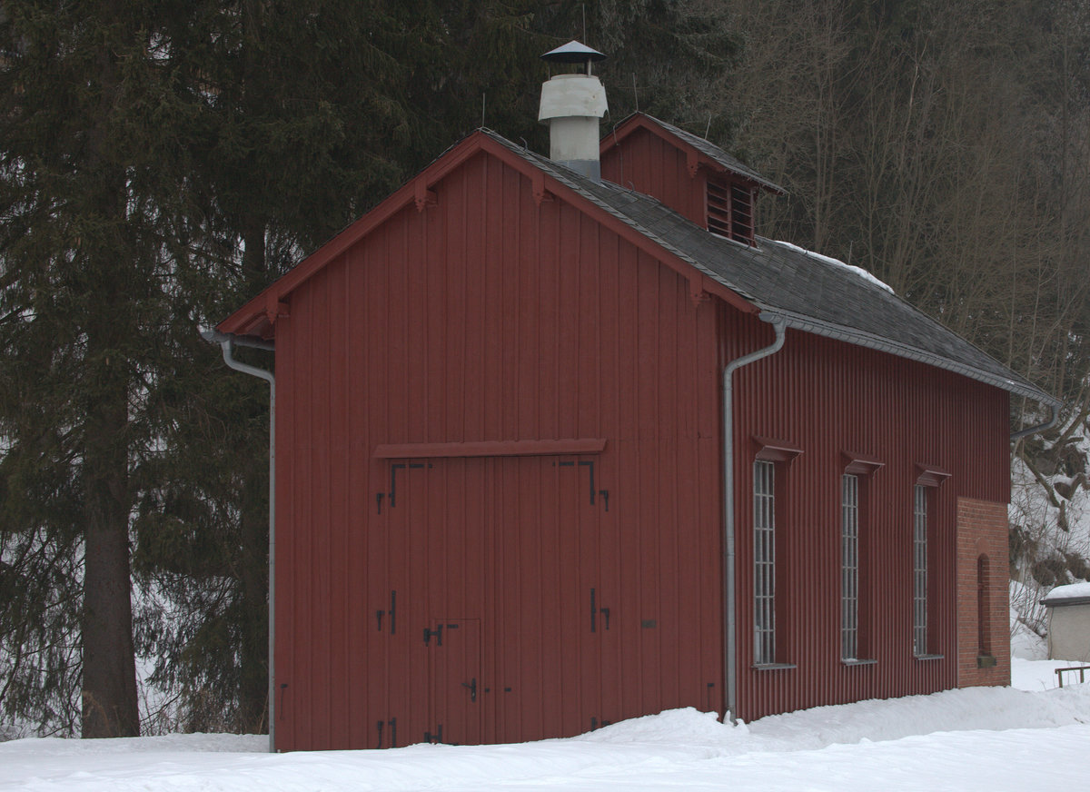 Gut erhaltener Lokschuppen in Carlsfeld, hier ist eine IV K untergestellt.07.02.2017
15:29 Uhr.