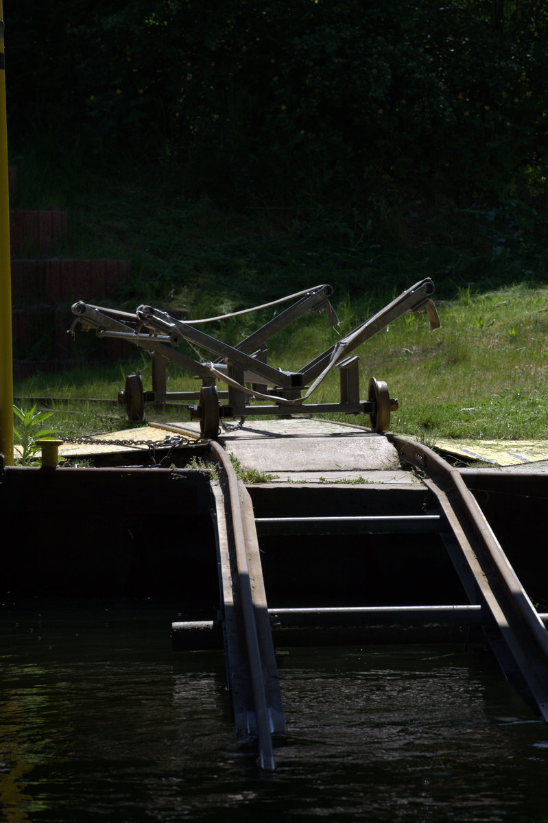 Gut gedacht, aber schlecht gemacht, um den Wasserwanderern die Wartezeiten an der Schleuse Diemitz zu verkürzen, wurde die Bootschleppe gebaut, da man aber mit Querschwellen gespaart hat, wird die Spur in der Kurve nicht gehalten,und die Loore entgleist ... . 10.05.2016 11:45 Uhr. Schleuse Diemitz.