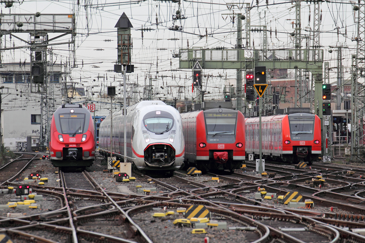 Gut gefülltes Gleisvorfeld am Kölner Hbf. mit 442 254,407 513-1,425 037-9 und 425 562-6 am 5.12.2015