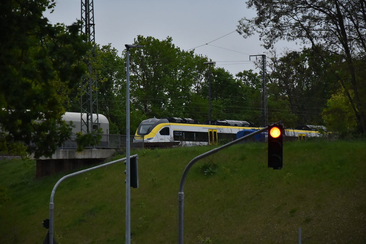 Gut geschütz ist der Mireo von Siemens im Rheydter Rangierbahnhof abgestellt.
Es handelt sie hier um einen Zug für die Rheintalstrecke, die NVR konnte ich leider nicht feststellen. Daher muss ich mit dieser Teilaufnahme des im BWegt-Design gehaltenen Triebzuges zufriedengeben.
