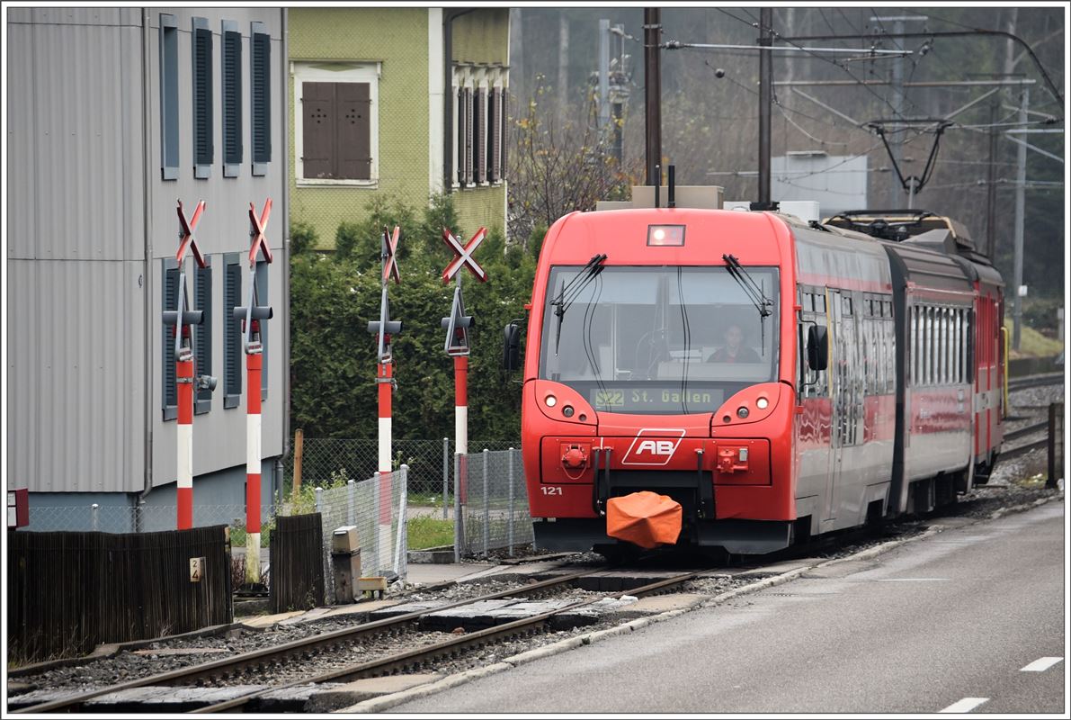 Gut gesicherte Bahnübergänge zu den Häusern jenseits der Geleise. S22 von Appenzell nach St.Gallen in Riethüsli. (13.11.2016)
