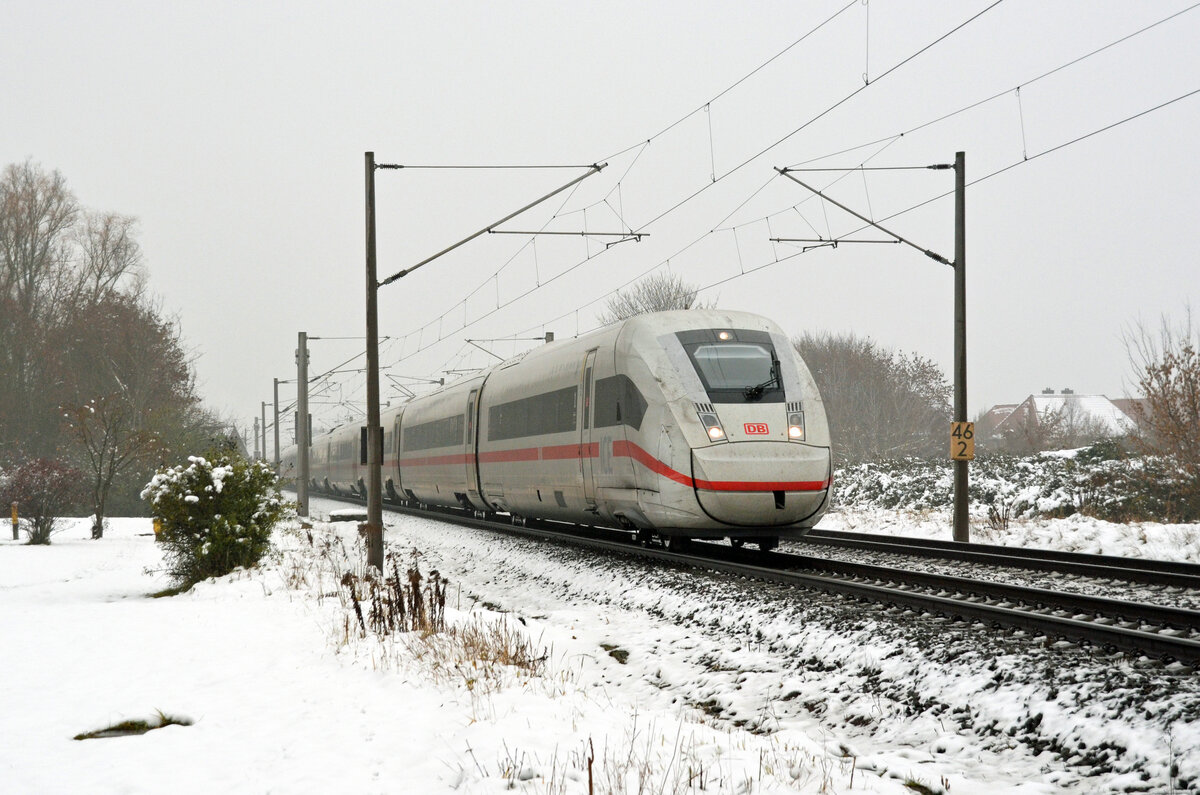 Gut getarnt rollte dieser Triebzug der Reihe 412 am 04.12.22 als ICE 597 nach München durch Greppin Richtung Leipzig.