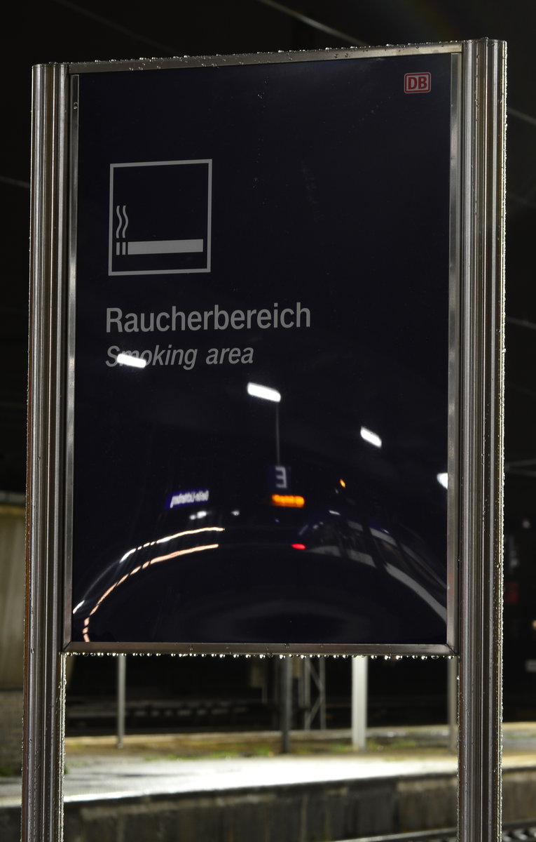 Gut getarnt versteckt sich ein PesaLink der NEB auf dem Rauchverbotschild im Bahnhof Lichtenberg.

Berlin Lichtenberg 03.01.2018