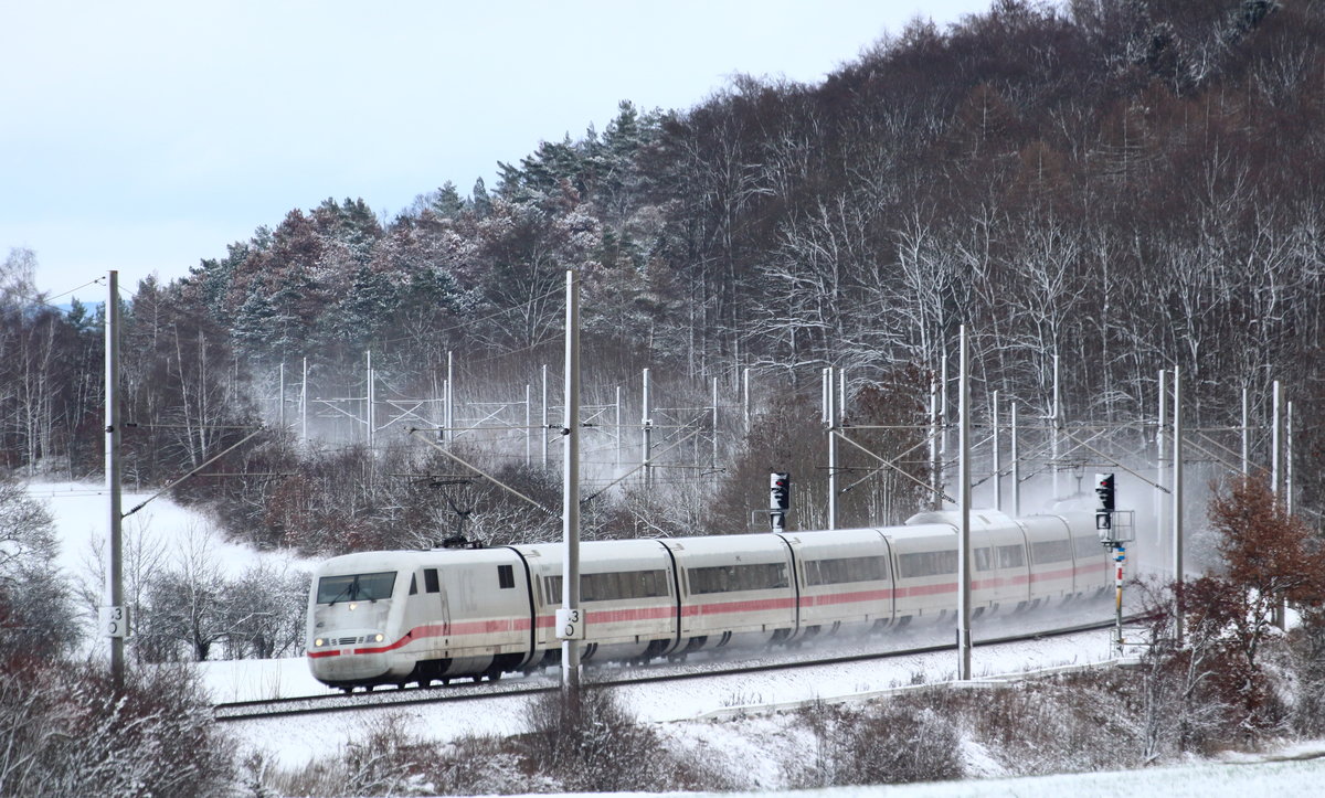 Gut getarnt.
Mit den Ausläufern des 409 Meter hohen großen Seeberg im Hintergrund, konnte ich  Crailsheim , als ICE von Berlin über Leipzig, Erfurt, Frankfurt und Stuttgart nach München, bildlich festhalten.

Seebergen, 10. Janaur 2019