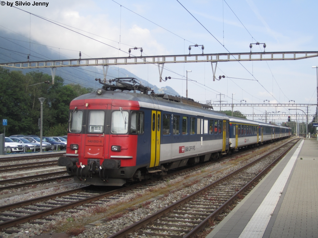 Gut Miene zum bösen Spiel machte am 14.6.2014 der RBe 540 053-6 (am anderen Ende der RBe 540 075-9) in Ziegelbrücke. Dieser-RBe-Pendel wurde jeweils auf dem Zugpaar 18046/18053 nach Altstetten eingesetzt. Diese Leistung wurde aber am 13.6.2014 eingestellt, zusammen mit zwei weiteren RBe540-Leistungen im Grossraum Zürich.