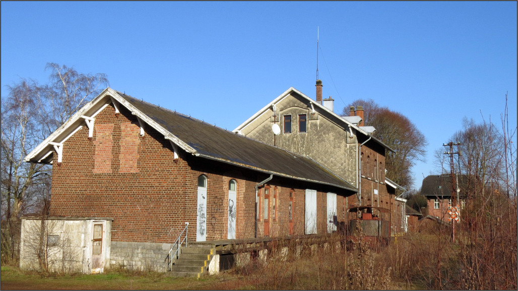 Gut in Schuß presentiert sich das bewohnte Bahnhofsgebäude von Raeren an der Vennbahn in Belgien bei schönen kalten Winterwetter am 20.Dez.2106.