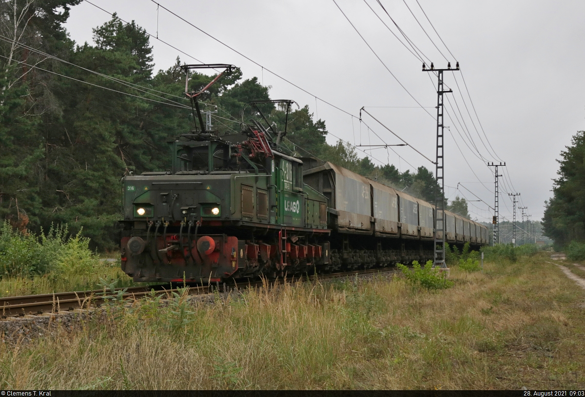 Gut eine Stunde, nachdem 4-316 (LEW EL2m) die Wagen Richtung Kraftwerk Jänschwalde schob, konnte sie nun vorwärts fahrend und wieder mit beiden Stromabnehmern am Fahrdraht bei Teichland aufgenommen werden.

🧰 Lausitz Energie Bergbau AG (LEAG)
🚩 Kohleverbindungsbahn Lausitz
🕓 28.8.2021 | 9:03 Uhr