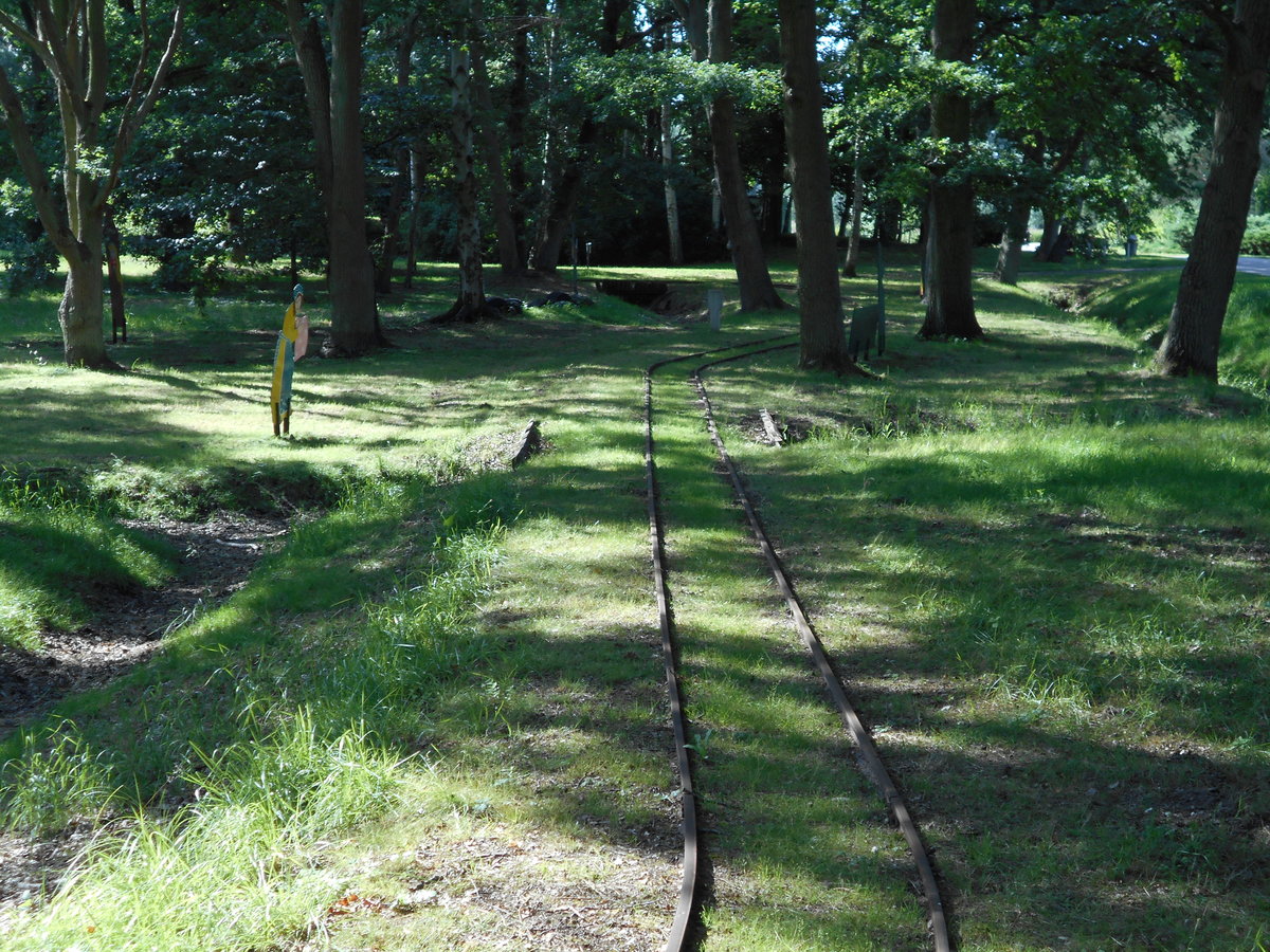 Gut vierzig Kilometer,von Rostock,im Städtchen Bad Sülze,liegt der dortige Kurpark wo einen kleine Moorbahn fährt.Hier mal ein Foto von einem Streckenabschnitt durch den Park am 15.Juli 2018.