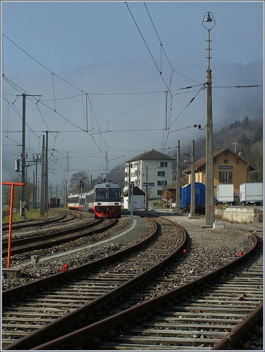 Gut zehn Jahre früher zeigt sich ein RTV TRN NPZ RABe 566 auf der Fahrt von  Neuchâtel nach Buttes beim Halt in Noiraigue.  

Damals war der Bahnhof Noiraigue noch im den im Jura oft, wohl Materlialmangelbedingt, verwendeten Beton Fahrleitunsgsmasten ausgestattet.

19. Nov. 2009
