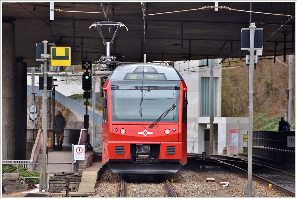 Gut zu sehen sind hier die seitlichen Stromabnehmer der Uetlibergbahn, damit es keine Konflikte mit dem andern Stromsystem der Sihltalbahn gibt. (01.03.2017)