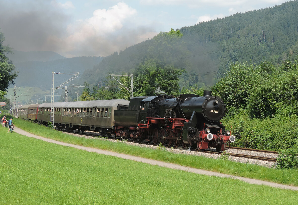 Gutach - 15. August 2021 : EFZ Lok 52 7596 mit dem DPE 30118 Hausach - St-Georgen hat soeben die Haltestelle Freilichtmuseum verlassen.