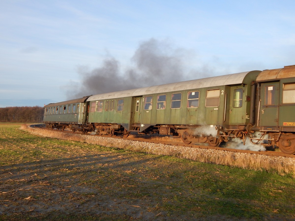 Gute alte Eisenbahn. An den alten Wagen funktionieren sogar die Dampfheizungen noch.

Anröchte 09.01.2016