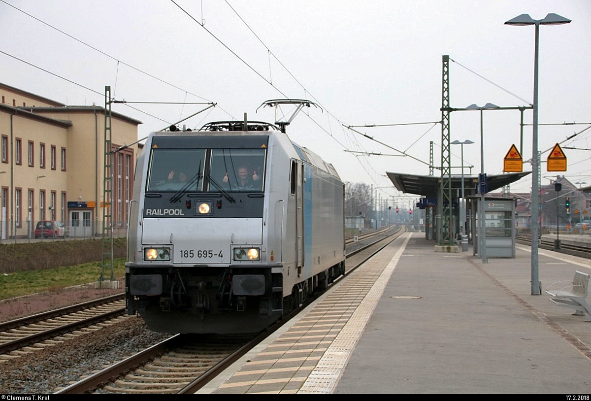 Gute Laune im Führerstand...
185 695-4 Railpool als Tfzf durchfährt den Bahnhof Merseburg auf Gleis 1 Richtung Halle (Saale). Grüße an die beiden Tf! [17.2.2018 | 13:26 Uhr]