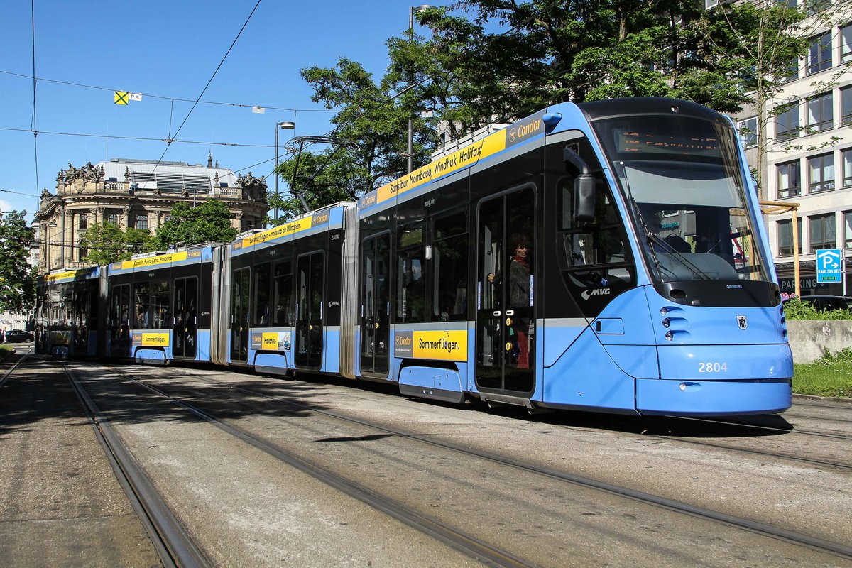 Gute Möglichkeit zum fotografieren gibt es noch bis September zwischen Lenbachplatz und Stachus. Gleisarbeiten erfordern eine kleine Umleitung und leiten die Strassenbahnen auf die Gegenspur. Bei langsamer Fahrt kann man vom  totem Gleis   aus super fotografieren. Schönes Licht am 17.06.2016 am Stachus.