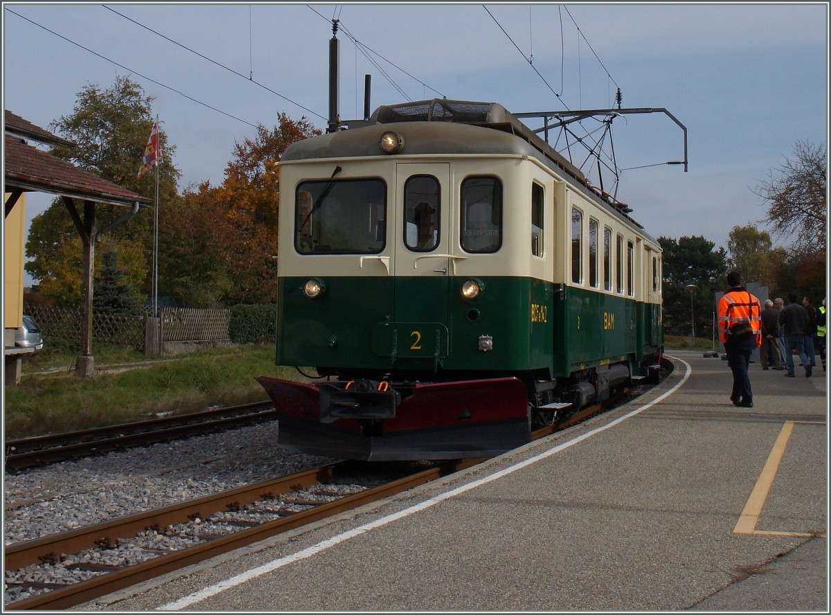 Gute zwanzig Jahre später an der praktisch gleichen Stelle wartet wieder ein BAM BDe 4/4 auf seine Fahrgäste nach L'Isle Mont la Ville.
Zwar eine Planzug, doch dank des Jubiläums  120 Jahre BAM  mit dem historischen  BCFe 4/4 N°2 und einem Bi geführt. 
24. Okt. 2015