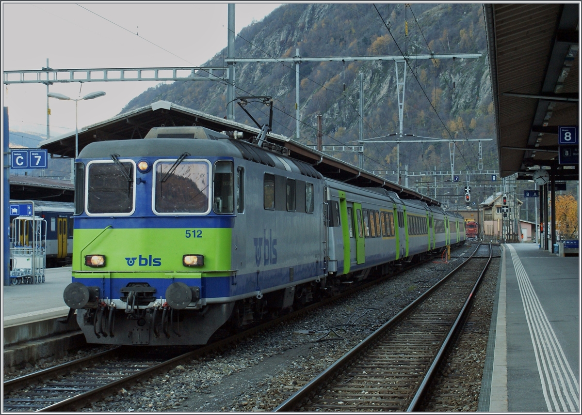 Gute zwanzig Jahre später treffe ich in Brig erneut auf die Re 4/4 11106 mit einem EW III Zug; zwischenzeitlich wurden Lok und Wagen von der BLS übernommen und im RE Verkehr auf den Strecken Bern - Luzern, Bern - Neuchâtel und Bern - Brig eingesetzt. Die Lok fährt als Re 420 512-6 bei der BLS, sie wurde am 12.2005 übernommen und im April 2010 Ausrangiert.

8. November 2008