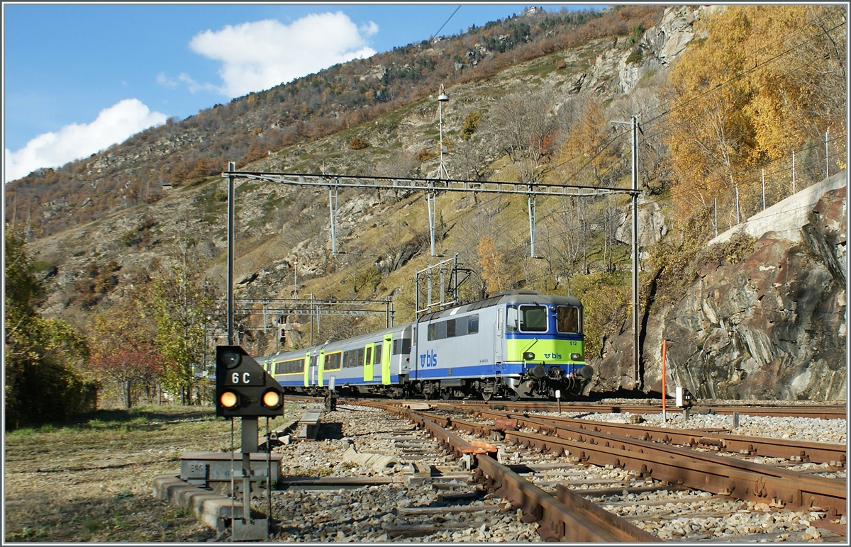 Gute zwanzig Jahre später treffe ich in Lalden erneut auf die Re 4/4 11106 mit einem EW III Zug; zwischenzeitlich wurden Lok und Wagen von der BLS übernommen und im RE Verkehr auf den Strecken Bern - Luzern, Bern - Neuchâtel und Bern - Brig eingesetzt. 
Die Lok fährt als Re 420 512-6 bei der BLS, sie wurde am 12.2005 übernommen und im April 2010 Ausrangiert. 

Das Bild entstand im frei zugänglichen Bahnhofsareal von Lalden. 

8. November 2008 
