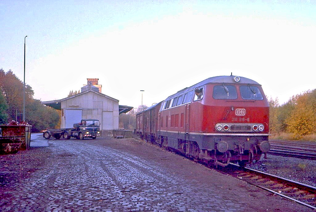 Guten Morgen, Heiligenhaus (ehemalige Strecke Velbert - Heiligenhaus - Kettwig)! Seit 1960 war Heiligenhaus Endbahnhof und wurde noch gelegentlich von Velbert aus im Güterverkehr bedient. Wenn nicht die Velberter Bahnhofs-Köf einzelne Wagen zustellte, wurde die Lok der Planleistung Duisburg - Velbert - Duisburg rekrutiert. Leider wurde Heiligenhaus meist früh morgens angefahren, so auch am 07.11.1983 von 216 016.