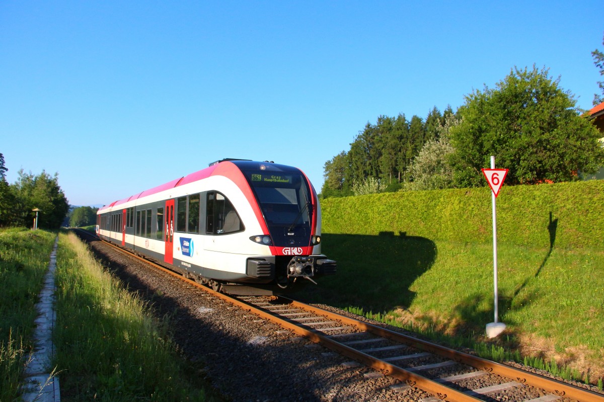 Guten Morgen Sonnenschein!!   


5063.07 als R8586 der S-Bahn Linie S61 am frühen Morgen des 9.Juni 2014 unterwegs nach Graz Hauptbahnhof. Der Strahlende Sonnenschein der letzten Tage zeigt auch Heute wieder was er kann. 